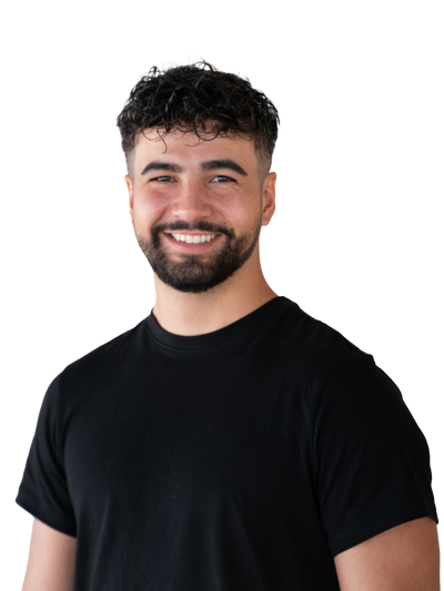 Teamlid Rafaël in een zwart t-shirt glimlachend met een ontspannen houding Teamlid Rafaël in een zwart t-shirt glimlachend met een ontspannen houding